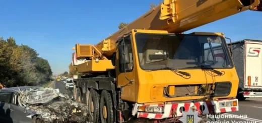 Виїхав на зустрічну смугу і врізався в автокран: на Тернопільщині загинув водій