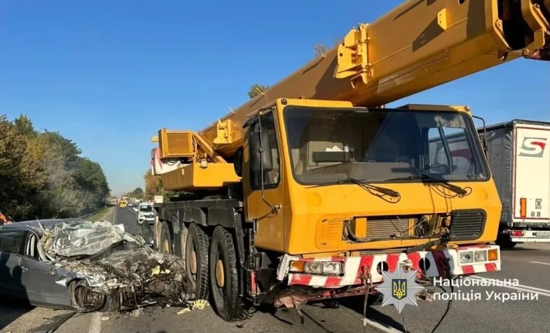 Виїхав на зустрічну смугу і врізався в автокран: на Тернопільщині загинув водій