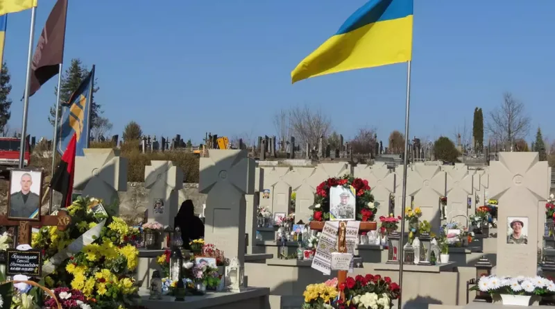 У Тернополі почали встановлювати індивідуальний пам’ятник на могилі загиблого військового