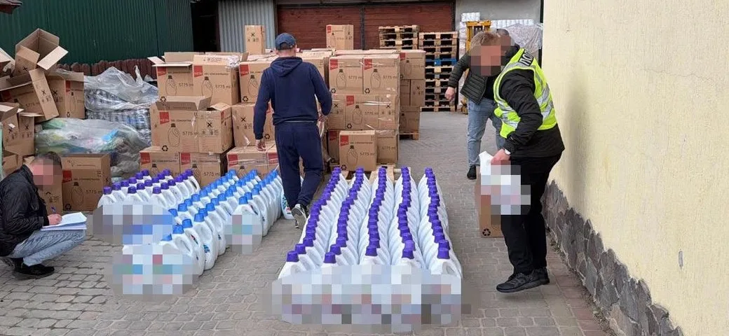 На Тернопільщині п’ятьох людей підозрюють у виготовленні та продажі підроблених пральних засобів відомих брендів