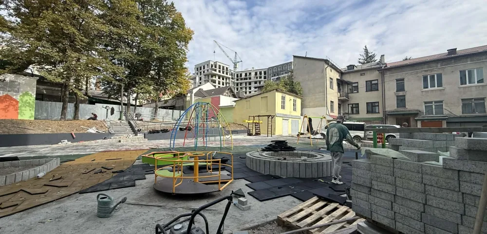 У Тернополі тривають ремонти вулиць, дворів та облаштування безбар’єрного простору (фото)