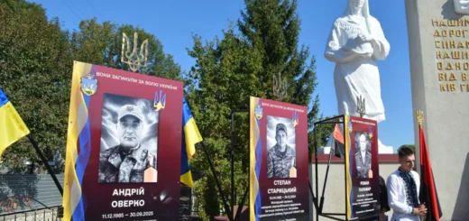 На Тернопільщині встановили меморіальні стенди на честь трьох загиблих захисників