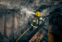 У Тернополі внаслідок удару російського дрона загорілася адмінбудівля (фото)