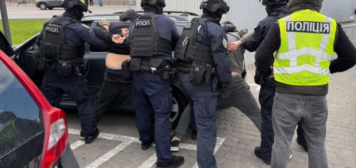 У Тернополі чоловік вимагав $6 тисяч за зняття з розшуку