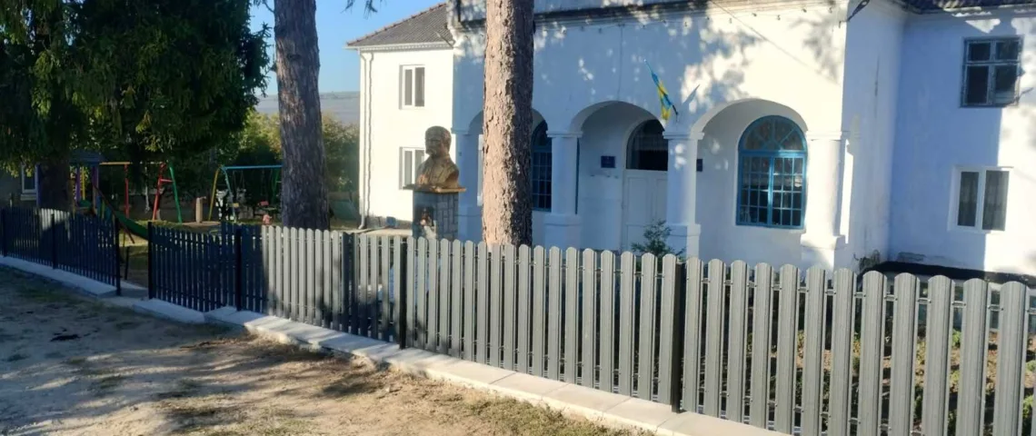 На Тернопільщині спільними зусиллями облаштували територію біля Будинку культури